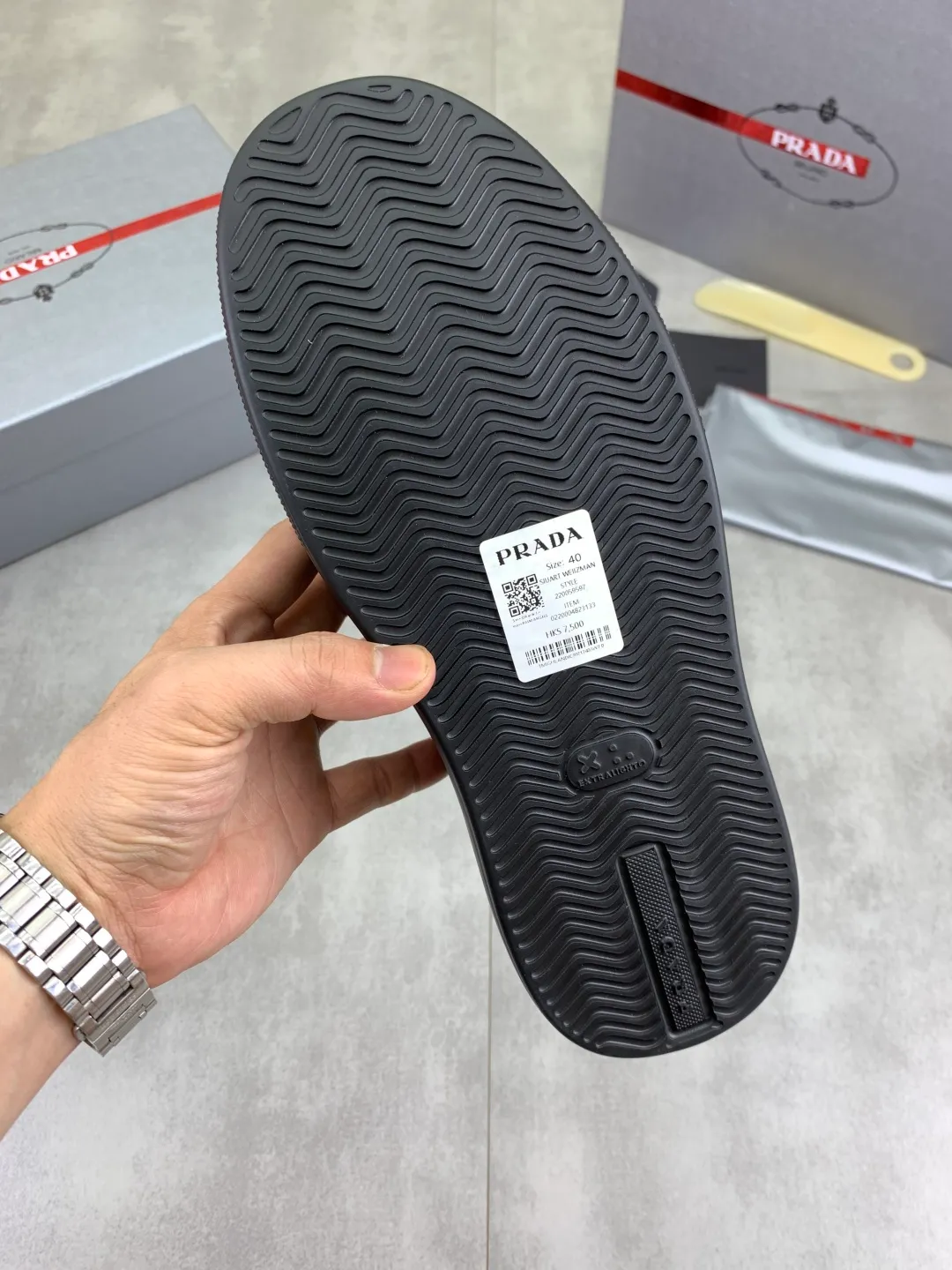 Men's shoes 💰P560💰 [New model] High version official website popular model is on the market, 🆘 Trendy brand (Prada) mainly promotes popular model, avant-garde and versatile fashionable men's shoes private version mold opening, cowhide surface splicing 1:1.. Stylish and simple, original imported cowhide lining cowhide feet; the atmosphere and personality are more fashionable, eye-catching and pursuing class. It will subvert the old idea and be a must-have for fashion trendsetters with you! Must keep it for yourself! Tall and comfortable, large and low, high-end quality workmanship. Code number: 38-44 5⃣️colors available.
